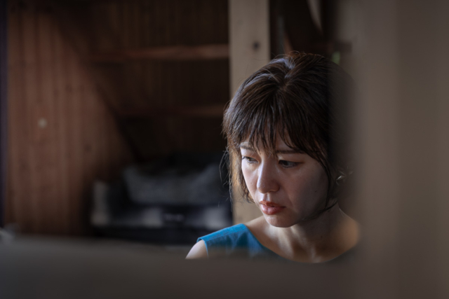 淡路市、屋内の自然光で撮影した女性ポートレート