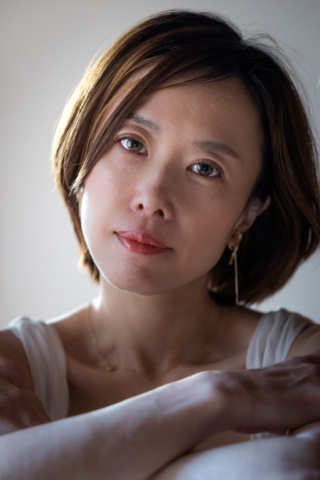 淡路市、屋内自然光で撮影した女性ポートレート